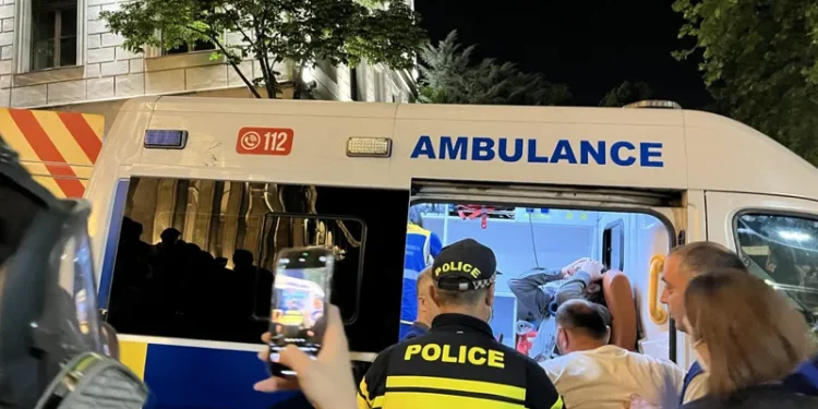 ე.წ. წიწაკის სპრეის გაშვების შედეგად დაშავებულ აქციის მონაწილეებს პირველად დახმარებას უწევენ