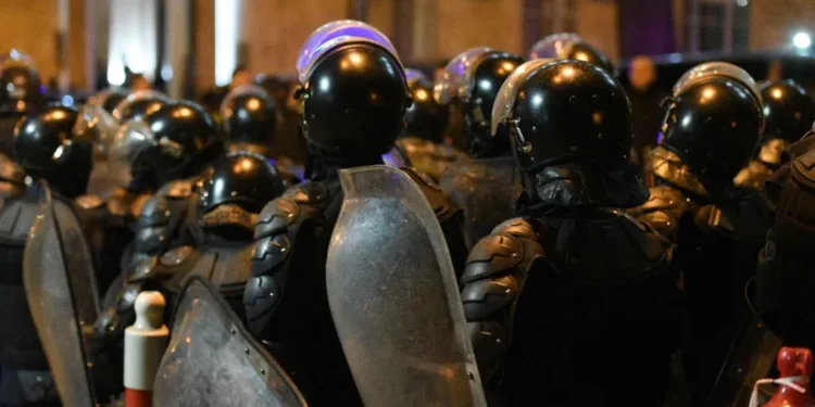 პარლამენტის უკანა შესავლელთან ვითარება დაიძაბა – პოლიცია აქციის მონაწილეებს აკავებს