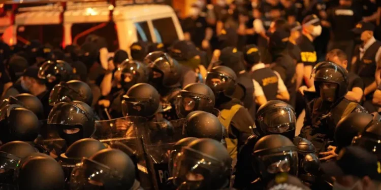 პარლამენტთან პოლიციამ ე.წ. წიწაკის სპრეი გამოიყენა – ამ დროისთვის საკანონმდებლო ორგანოს უკანა შესასვლელთან ვითარება დაძაბულია