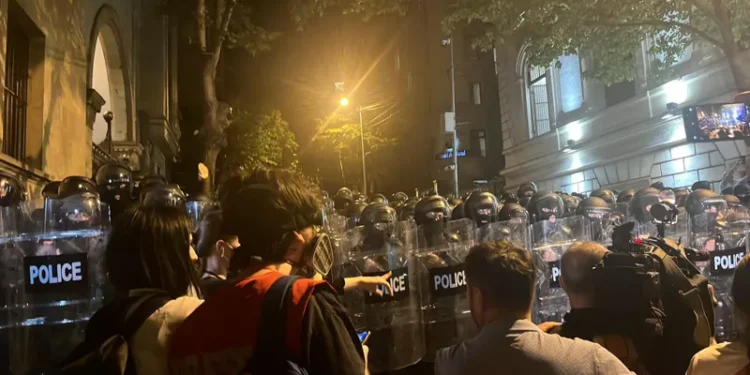 პარლამენტის შესასვლელებთან და მიმდებარედ სპეცრაზმი და წყლის ჭავლის მანქანა განლაგდა