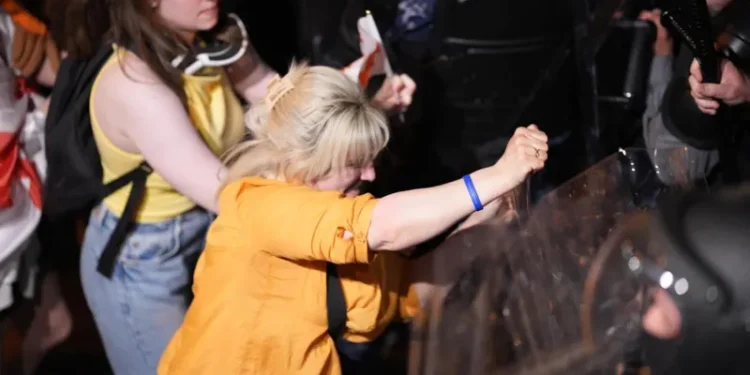 ე.წ წიწაკის სპრეის გამოყენების შედეგად რამდენიმე მოქალაქე დაშავდა – პარლამენტთან სასწრაფო დახმარების რამდენიმე ბრიგადა მუშაობს