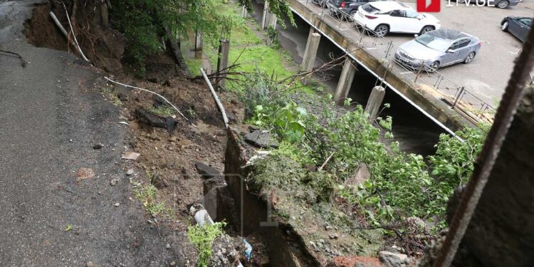 მიწის მასის ჩამოშლის გამო, ჭაბუა ამირეჯიბის გზატკეცილზე საავტომობილო მოძრაობა დროებით შეიზღუდება