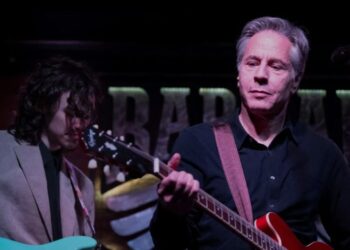 ვიდეო – ენტონი ბლინკენმა კიევის ერთ-ერთ ბარში ადგილობრივ ჯგუფთან ერთად იმღერა