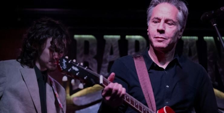 ვიდეო – ენტონი ბლინკენმა კიევის ერთ-ერთ ბარში ადგილობრივ ჯგუფთან ერთად იმღერა