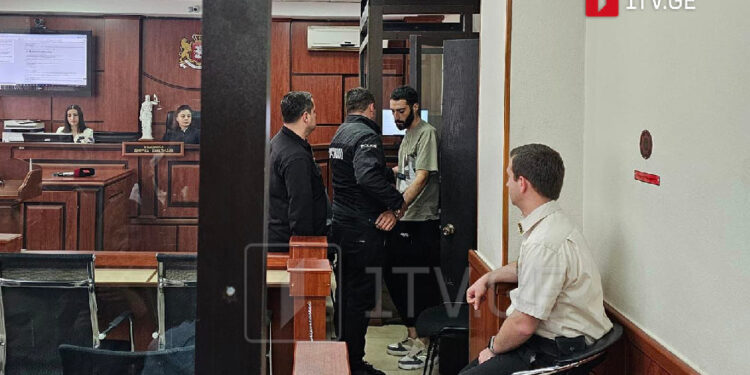 პროკურორის განცხადებით, ცოლისა და სიდედრის მკვლელობამდე რამდენიმე ხნით ადრე, ბრალდებულმა მეუღლის დახრჩობა სცადა