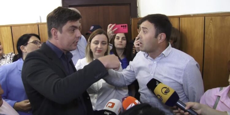 ვიდეო – შეხლა-შემოხლა ოზურგეთის საკრებულოს სხდომაზე