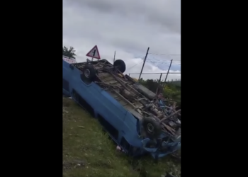 ვიდეო – მიკროავტობუსი გზიდან გადავარდა, არიან დაშავებულები – ავარია სამეგრელოში