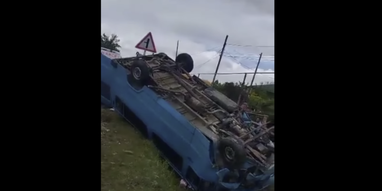 ვიდეო – მიკროავტობუსი გზიდან გადავარდა, არიან დაშავებულები – ავარია სამეგრელოში