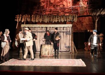 ვიდეო – ბათუმის სპექტაკლი „რაც გინახავს, ვეღარ ნახავ“ ოზურგეთის თეატრის სცენაზე