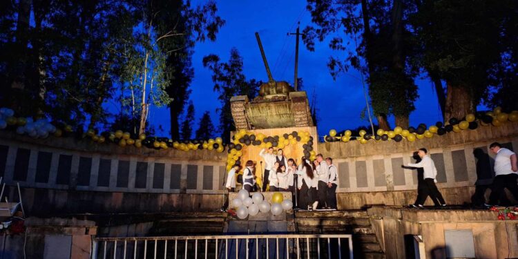 გრანდიოზული ბოლო ზარი და საზეიმო განწყობა სოფელ შრომაში – მე-12 კლასელები სკოლას ემშვიდობებიან