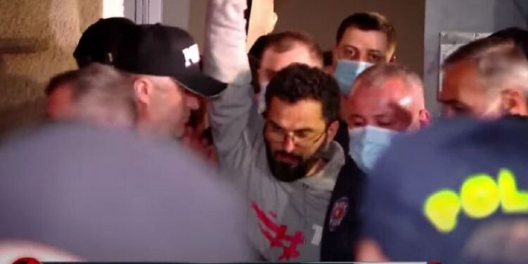 პოლიციამ სამხედრო ბლოგერი უჩა აბაშიძე დააკავა