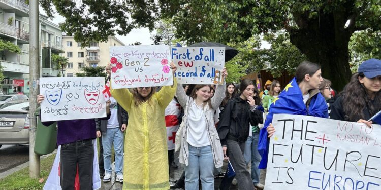 ბათუმის სხვადასხვა სკოლის მოსწავლეები, ე.წ. “რუსული კანონის” საპროტესტო აქციას სტუდენტებთან ერთად უერთდებიან