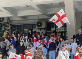 ბათუმის შოთა რუსთაველის სახელობის უნივერსიტეტთან გაფიცული სტუდენტები აქციას მართავენ