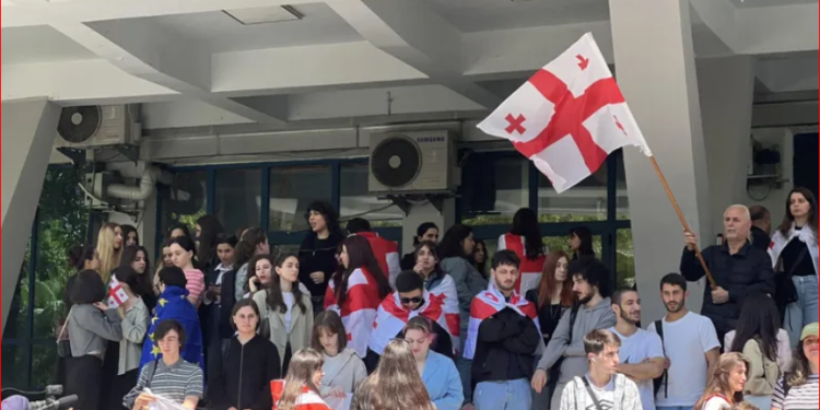 ბათუმის შოთა რუსთაველის სახელობის უნივერსიტეტთან გაფიცული სტუდენტები აქციას მართავენ