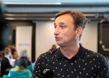 500-ზე მეტი მასწავლებელი ლადო აფხაზავას სოლიდარობას უცხადებს