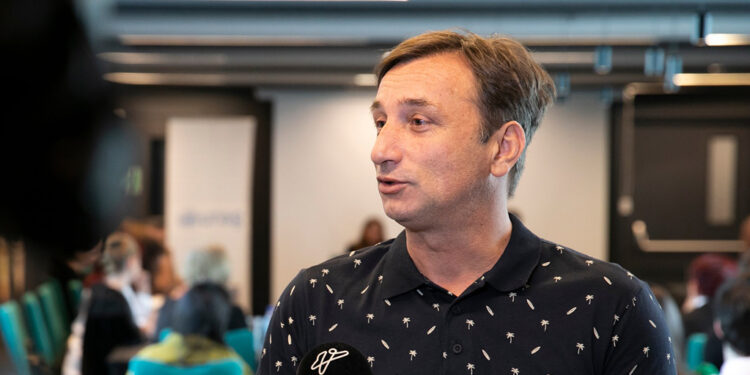 500-ზე მეტი მასწავლებელი ლადო აფხაზავას სოლიდარობას უცხადებს