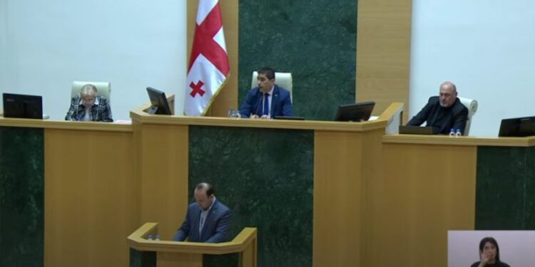 პარლამენტი ე.წ. “რუსული კანონის” განხილვას აგრძელებს – პაპუაშვილი დეპუტატებს გაფრთხილებას აძლევს და მიკროფონს უთიშავს