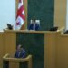პარლამენტი ე.წ. “რუსული კანონის” განხილვას აგრძელებს – პაპუაშვილი დეპუტატებს გაფრთხილებას აძლევს და მიკროფონს უთიშავს