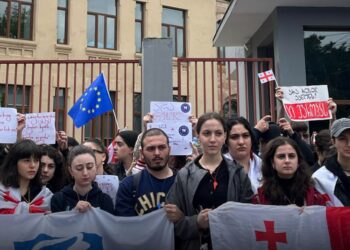 რუსთაველის გამზირზე, სხვადასხვა უნივერსიტეტის სტუდენტების მსვლელობა მიმდინარეობს