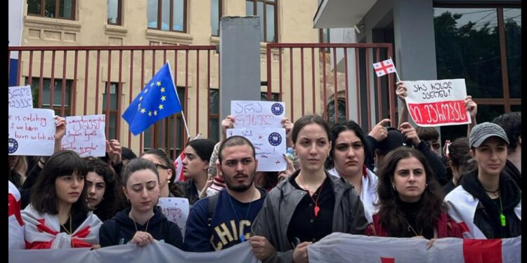 რუსთაველის გამზირზე, სხვადასხვა უნივერსიტეტის სტუდენტების მსვლელობა მიმდინარეობს