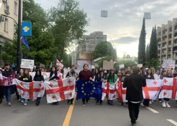 ილიას სახელწიფო უნივერსიტეტისა და თსუ-ს სტუდენტები მსვლელობით პარლამენტის შენობისკენ მიემართებიან