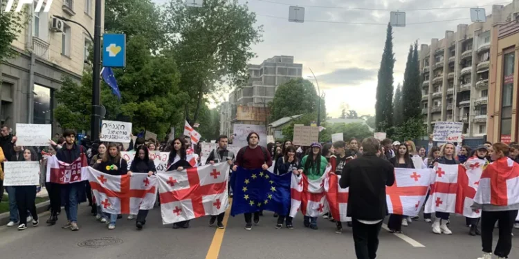 ილიას სახელწიფო უნივერსიტეტისა და თსუ-ს სტუდენტები მსვლელობით პარლამენტის შენობისკენ მიემართებიან