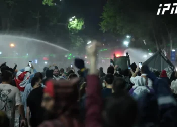 რამდენჯერმე დარბევის მიუხედავად, აქციის მონაწილეები ისევ რუსთაველის გამზირზე დაბრუნდნენ