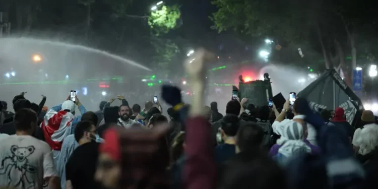 რამდენჯერმე დარბევის მიუხედავად, აქციის მონაწილეები ისევ რუსთაველის გამზირზე დაბრუნდნენ