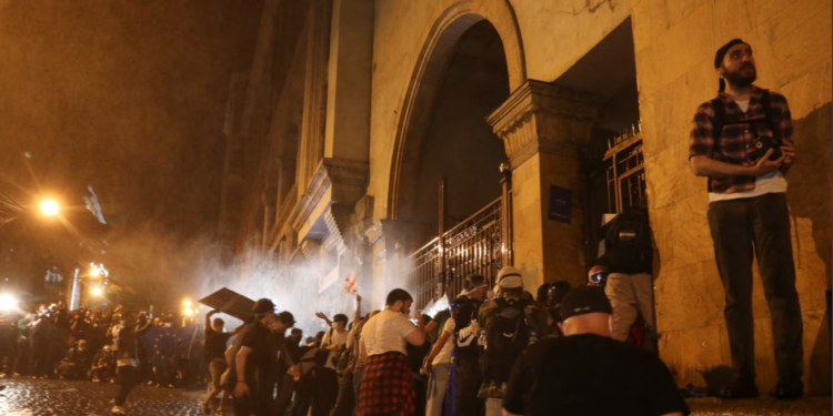 პოლიცია აქციის მონაწილეების წინააღმდეგ რეზინის ტყვიებს იყენებს