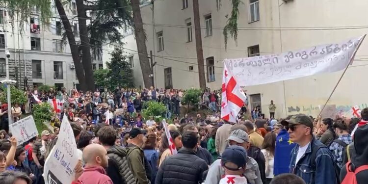 პარლამენტის უკანა შესასვლელთან ე.წ. „აგენტების კანონის“ წინააღმდეგ საპროტესტო აქცია მიმდინარეობს