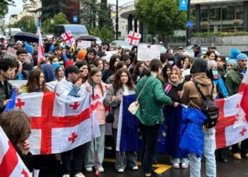 სტუდენტები მსვლელობით რუსთაველის გამზირისკენ მიემართებიან