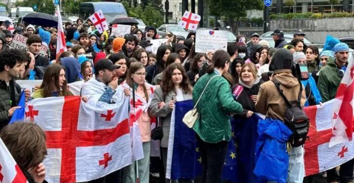 სტუდენტები მსვლელობით რუსთაველის გამზირისკენ მიემართებიან