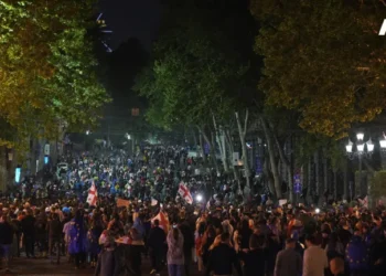 აქციის მონაწილეები „ქართული ოცნების” ოფისის მიმდებარე ტერიტორიიდან მსვლელობით კვლავ რუსთაველის გამზირზე დაბრუნდნენ