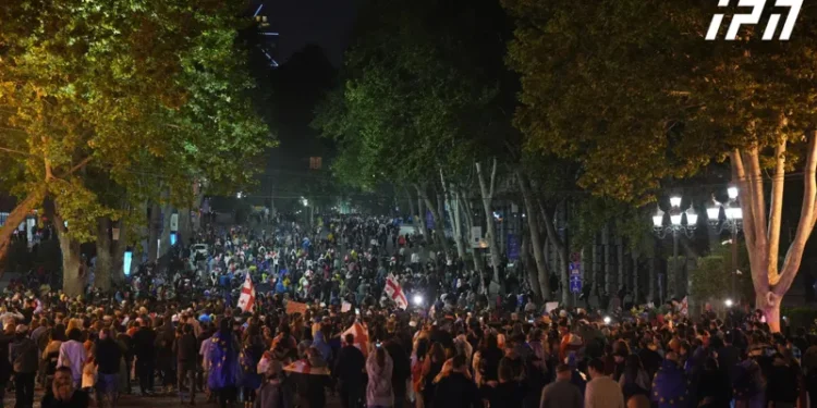 აქციის მონაწილეები „ქართული ოცნების” ოფისის მიმდებარე ტერიტორიიდან მსვლელობით კვლავ რუსთაველის გამზირზე დაბრუნდნენ