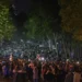 აქციის მონაწილეები „ქართული ოცნების” ოფისის მიმდებარე ტერიტორიიდან მსვლელობით კვლავ რუსთაველის გამზირზე დაბრუნდნენ