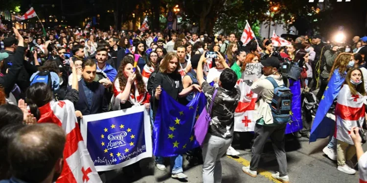 პარლამენტთან, სადაც მოქალაქეები „უცხოური გავლენის გამჭვირვალობის შესახებ” კანონს აპროტესტებენ საავტომობილო გზა გადაიკეტა