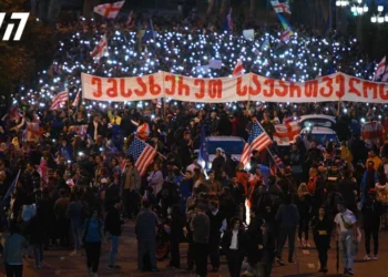 „თავისუფლების მარშის“ მონაწილეები მსვლელობით შინაგან საქმეთა სამინისტროსთან მიემართებიან
