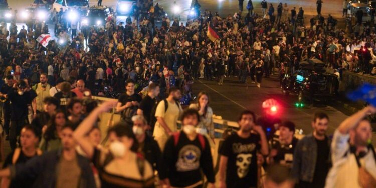 “სუფთად და ლამაზად უნდა ჩატარდეს მსვლელობები. თხოვნაა, წამოიღოთ სანთლები”-თბილისში დღეს 18:00 საკანონმდებლო ორგანოსთან ისევ შეიკრიბებიან