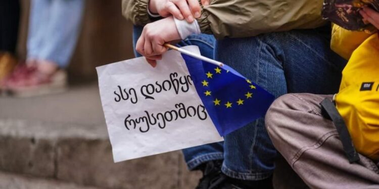 ე.წ. “რუსული კანონის” საწინააღმდეგო აქციის მონაწილეების თქმით, უცნობი ნომრიდან ურეკავენ და ემუქრებიან