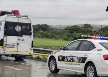 დასავლეთ საქართველოს მიმართულებით მოძრავი სამგზავრო მიკროავტობუსი მსუბუქ ავტომობილს შეეჯახა
