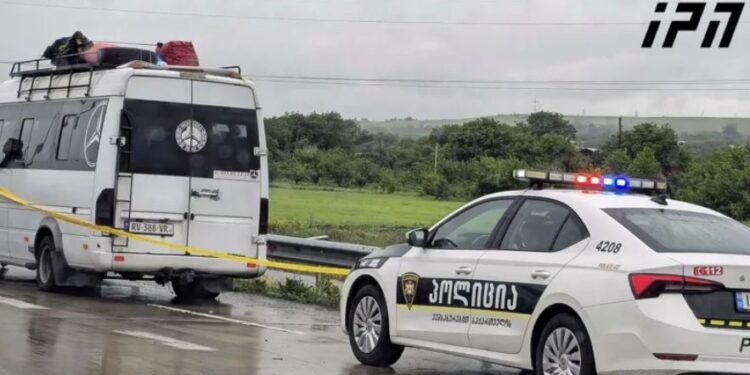 დასავლეთ საქართველოს მიმართულებით მოძრავი სამგზავრო მიკროავტობუსი მსუბუქ ავტომობილს შეეჯახა