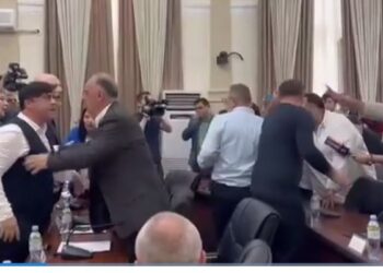ბათუმის საკრებულოს სხდომა ხმაურის ფონზე ჩატარდა – იყო ფიზიკური დაპირისპირების მცდელობაც