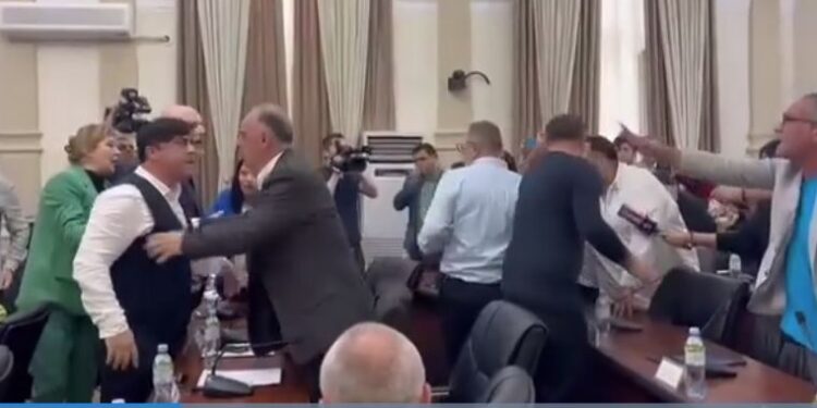 ბათუმის საკრებულოს სხდომა ხმაურის ფონზე ჩატარდა – იყო ფიზიკური დაპირისპირების მცდელობაც