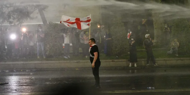 პოლიციამ აქციის მონაწილეების წინააღმდეგ წყლის ჭავლი და ცრემლსადენი გაზი კიდევ ერთხელ გამოიყენა