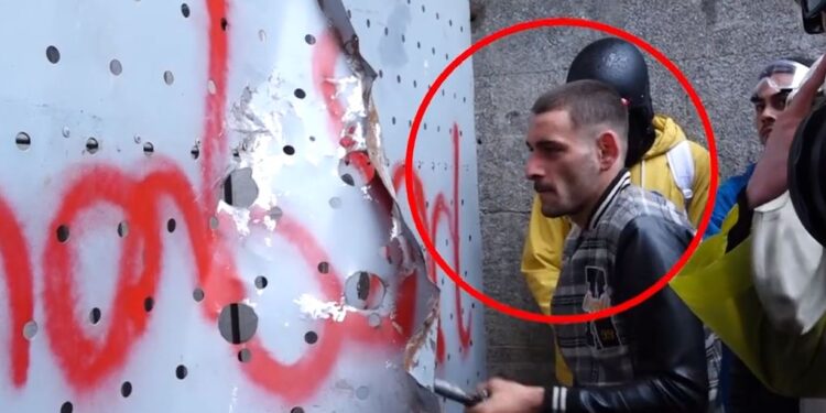 პარლამენტთან, რკინის ჯებირის დაზიანების ბრალდებით, 19 და 23 წლის ახალგაზრდები დააკავეს