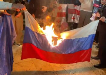 აქციის მონაწილეებმა პარლამენტთან რუსეთისა და “ქართული ოცნების” დროშები დაწვეს