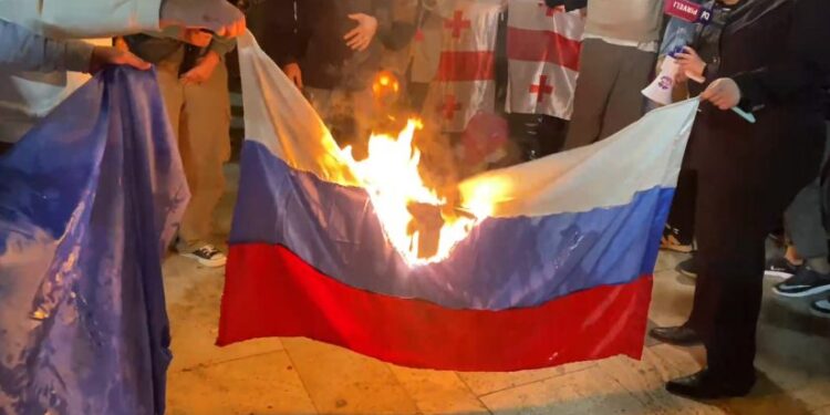 აქციის მონაწილეებმა პარლამენტთან რუსეთისა და “ქართული ოცნების” დროშები დაწვეს