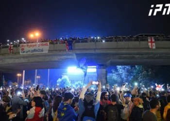 მომიტინგეებმა გმირთა მოედანი გადაკეტეს – ადგილზე სატრანსპორტო მოძრაობა სრულად პარალიზებულია