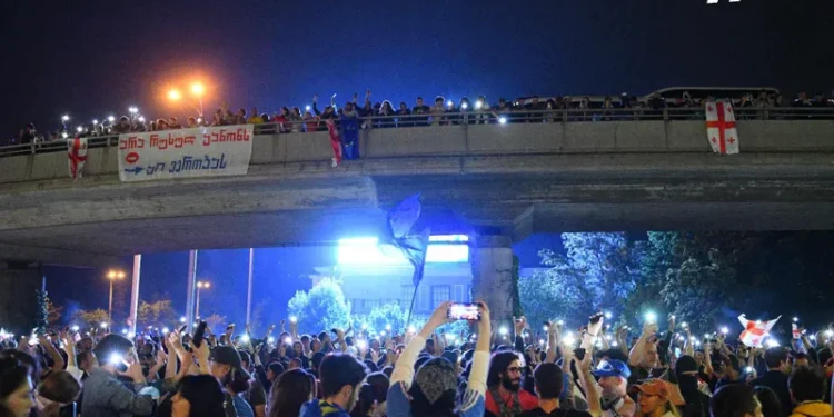 მომიტინგეებმა გმირთა მოედანი გადაკეტეს – ადგილზე სატრანსპორტო მოძრაობა სრულად პარალიზებულია