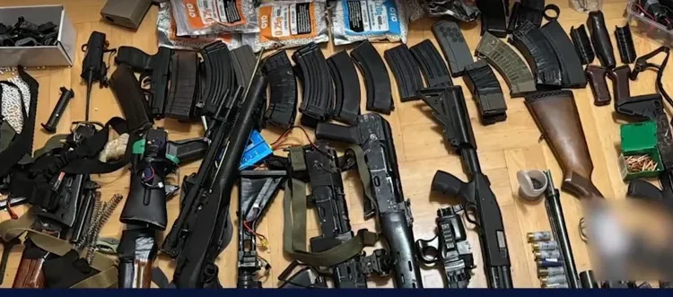 უჩა აბაშიძის დედა – სახლში ამოღებული იარაღი, რასაც შსს გვაჩვენებს, ძირითადად სათამაშო თოფები და პლასტმასის ტყვიებია, რადგან უჩა „სტრაიკბოლს“ თამაშობს